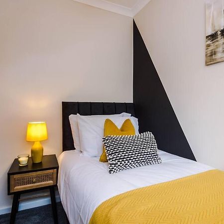 Cheerful 3 Bedroom Home With Parking Near Chester Saughall Eksteriør billede
