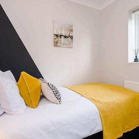 Cheerful 3 Bedroom Home With Parking Near Chester Saughall Eksteriør billede