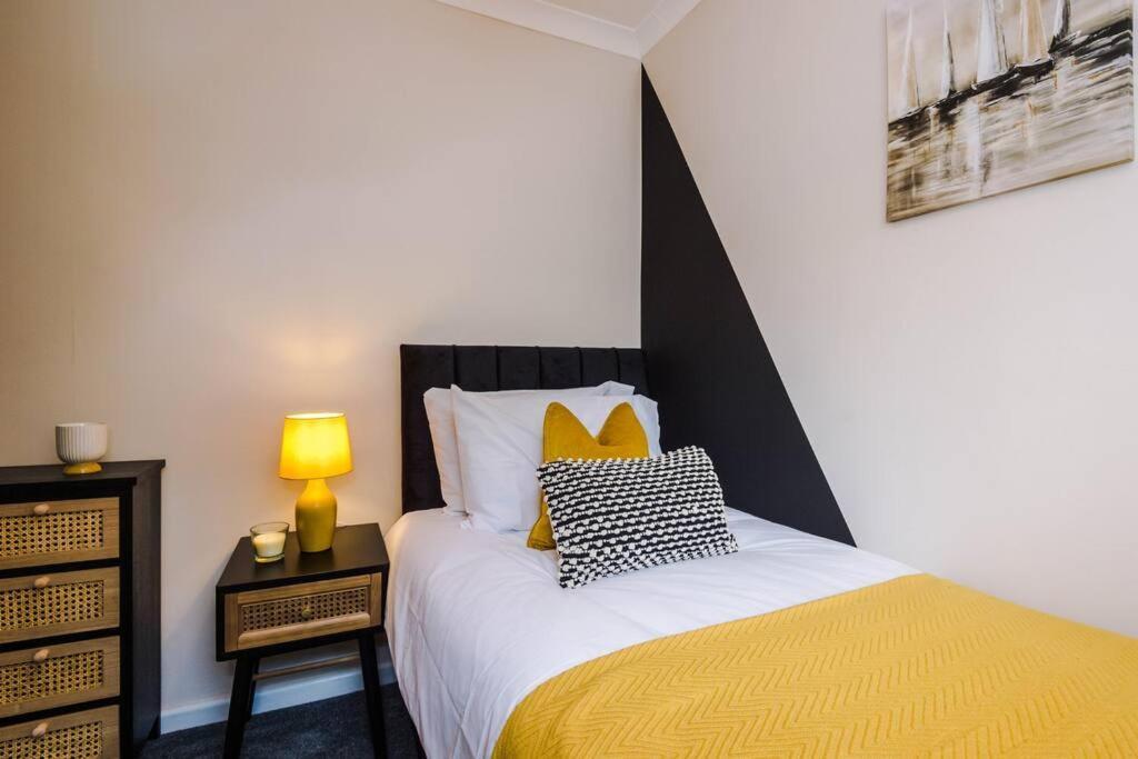 Cheerful 3 Bedroom Home With Parking Near Chester Saughall Eksteriør billede