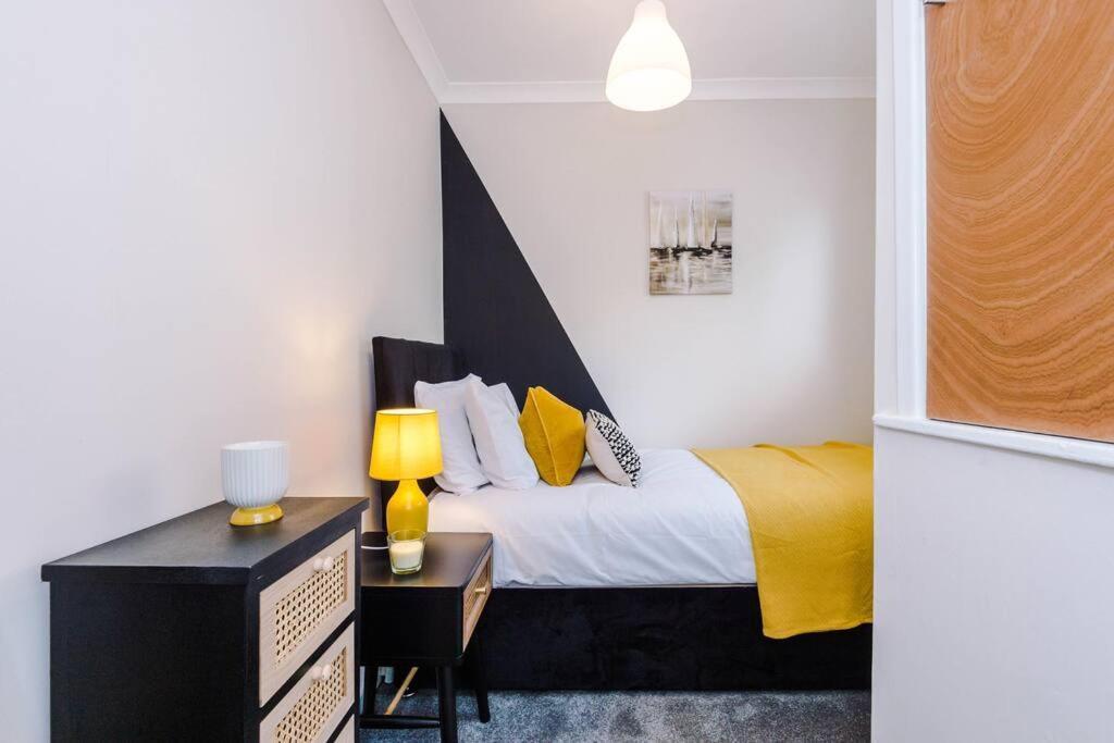Cheerful 3 Bedroom Home With Parking Near Chester Saughall Eksteriør billede