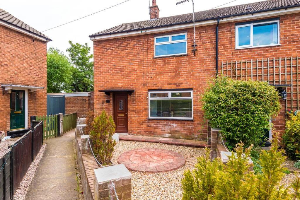 Cheerful 3 Bedroom Home With Parking Near Chester Saughall Eksteriør billede
