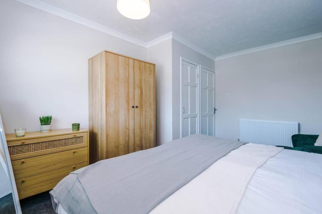 Cheerful 3 Bedroom Home With Parking Near Chester Saughall Eksteriør billede