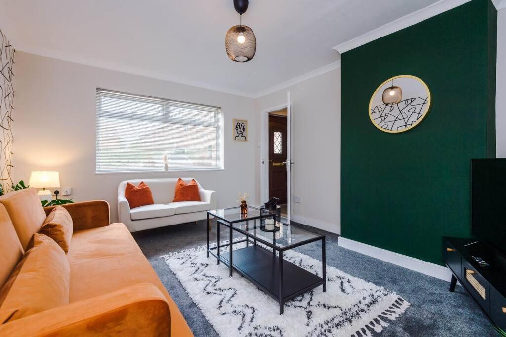 Cheerful 3 Bedroom Home With Parking Near Chester Saughall Eksteriør billede