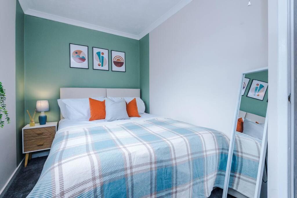 Cheerful 3 Bedroom Home With Parking Near Chester Saughall Eksteriør billede