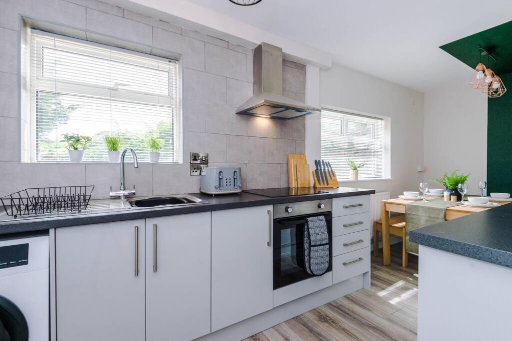 Cheerful 3 Bedroom Home With Parking Near Chester Saughall Eksteriør billede