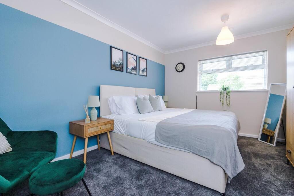 Cheerful 3 Bedroom Home With Parking Near Chester Saughall Eksteriør billede