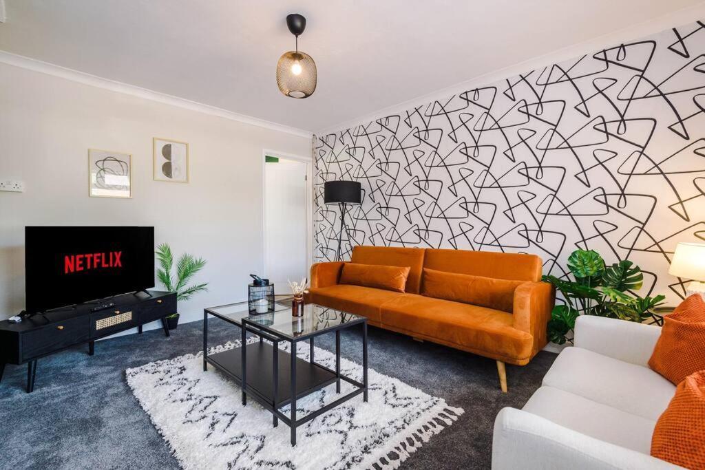 Cheerful 3 Bedroom Home With Parking Near Chester Saughall Eksteriør billede