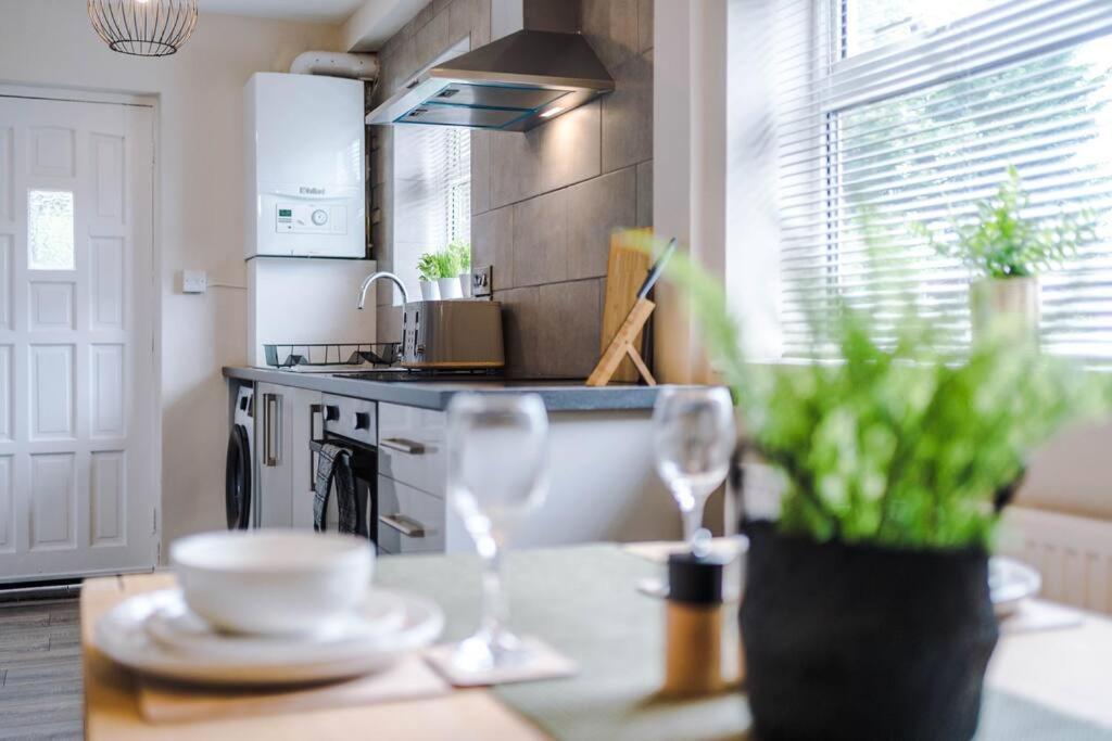 Cheerful 3 Bedroom Home With Parking Near Chester Saughall Eksteriør billede