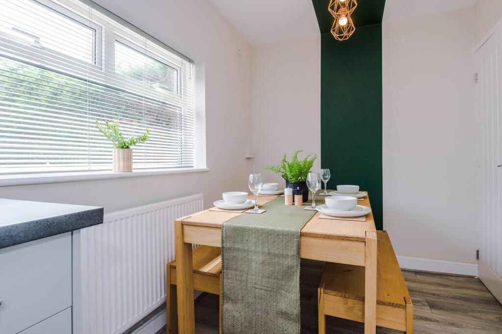 Cheerful 3 Bedroom Home With Parking Near Chester Saughall Eksteriør billede