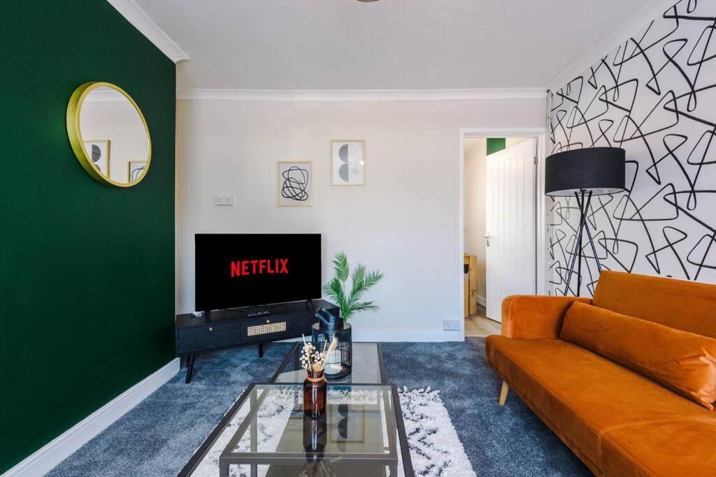 Cheerful 3 Bedroom Home With Parking Near Chester Saughall Eksteriør billede