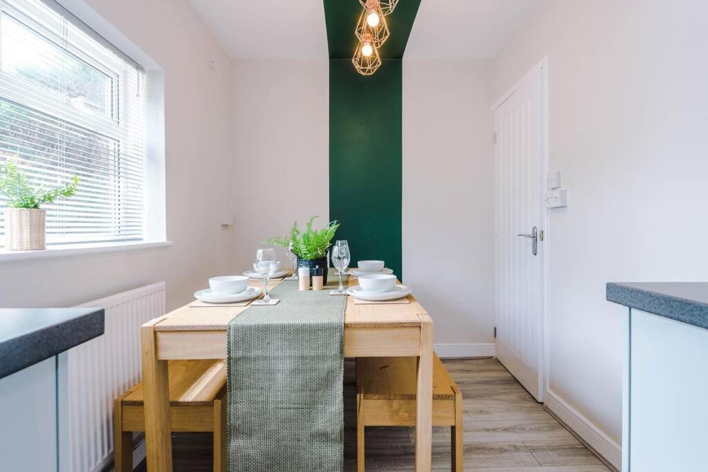 Cheerful 3 Bedroom Home With Parking Near Chester Saughall Eksteriør billede