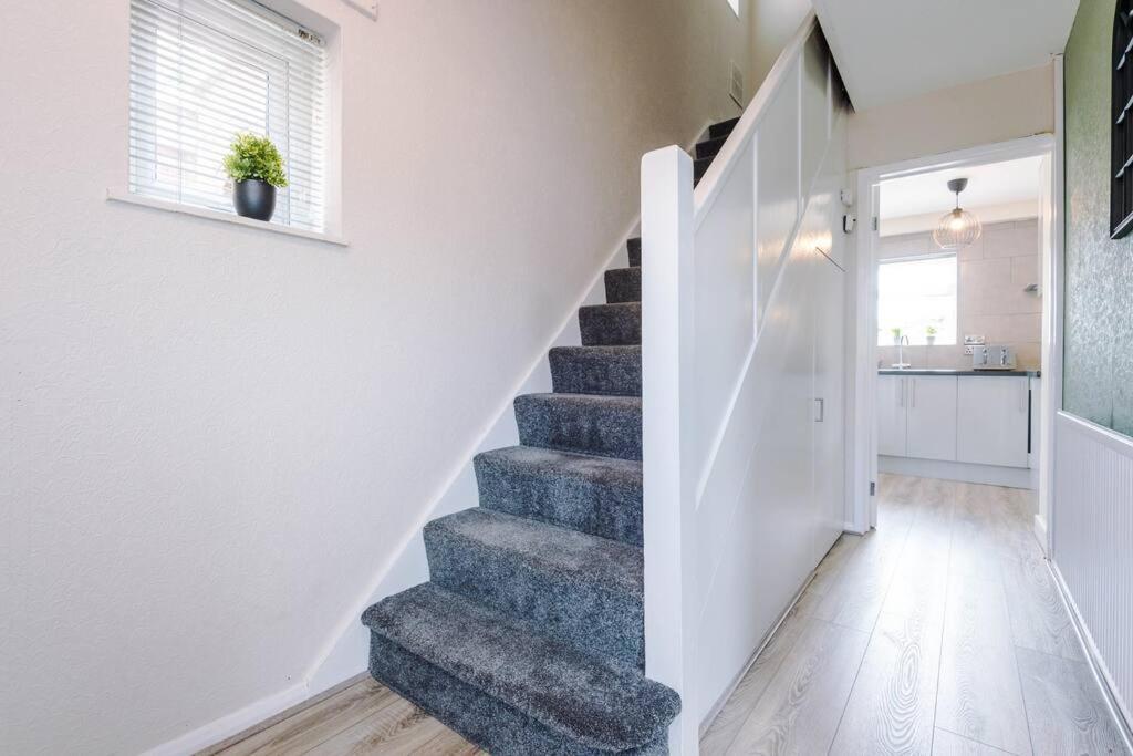 Cheerful 3 Bedroom Home With Parking Near Chester Saughall Eksteriør billede