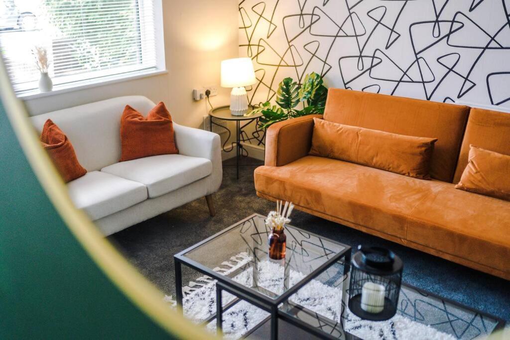 Cheerful 3 Bedroom Home With Parking Near Chester Saughall Eksteriør billede