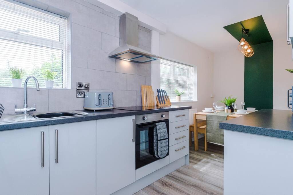 Cheerful 3 Bedroom Home With Parking Near Chester Saughall Eksteriør billede
