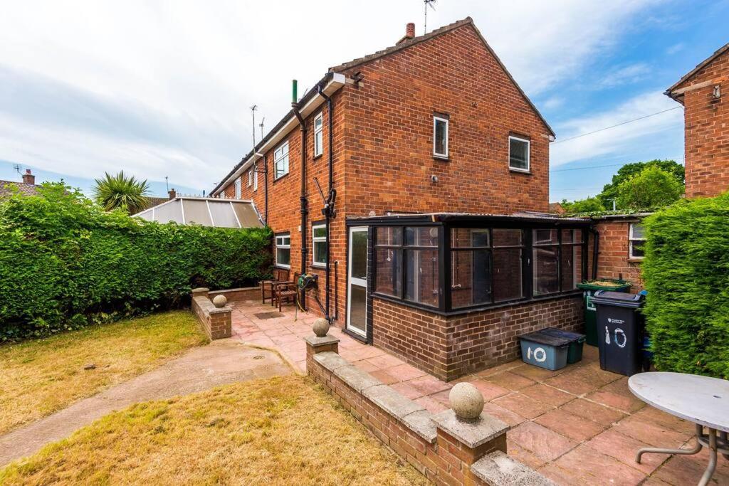 Cheerful 3 Bedroom Home With Parking Near Chester Saughall Eksteriør billede