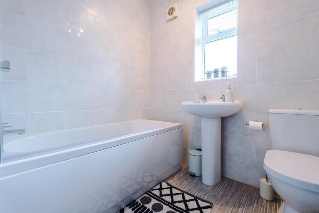 Cheerful 3 Bedroom Home With Parking Near Chester Saughall Eksteriør billede