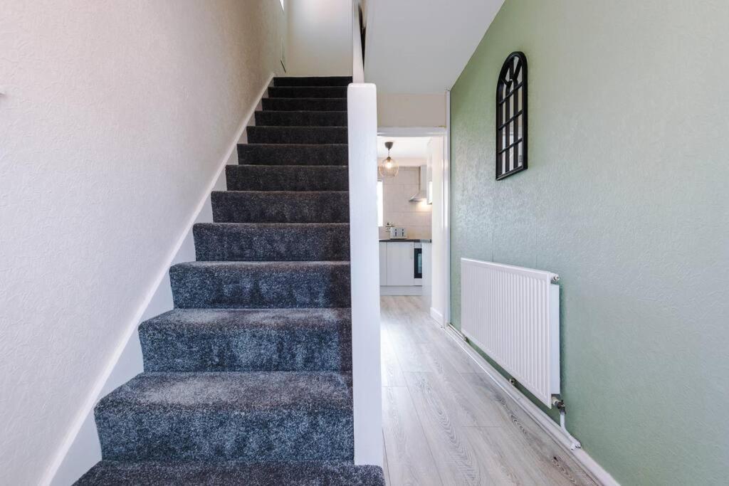 Cheerful 3 Bedroom Home With Parking Near Chester Saughall Eksteriør billede