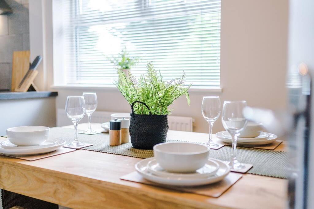 Cheerful 3 Bedroom Home With Parking Near Chester Saughall Eksteriør billede