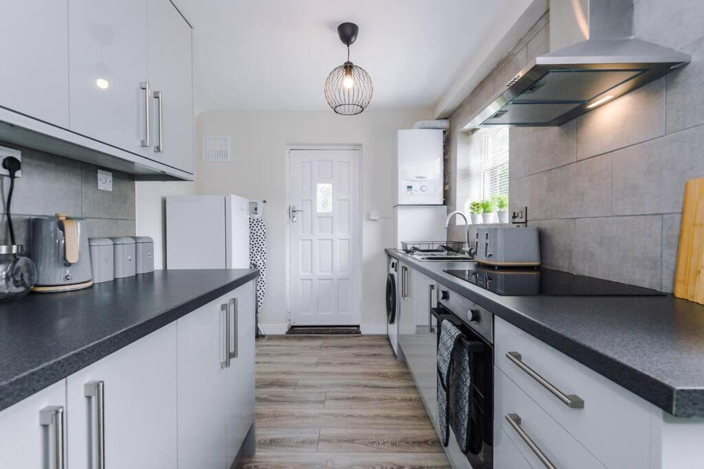 Cheerful 3 Bedroom Home With Parking Near Chester Saughall Eksteriør billede
