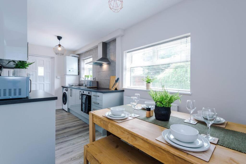 Cheerful 3 Bedroom Home With Parking Near Chester Saughall Eksteriør billede