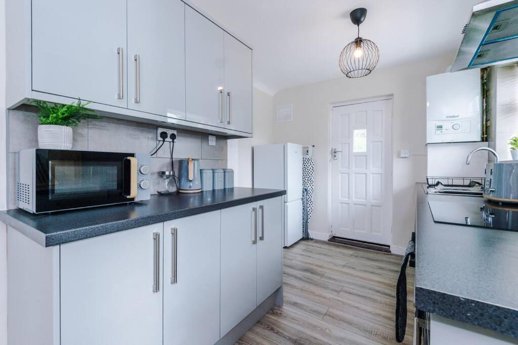 Cheerful 3 Bedroom Home With Parking Near Chester Saughall Eksteriør billede