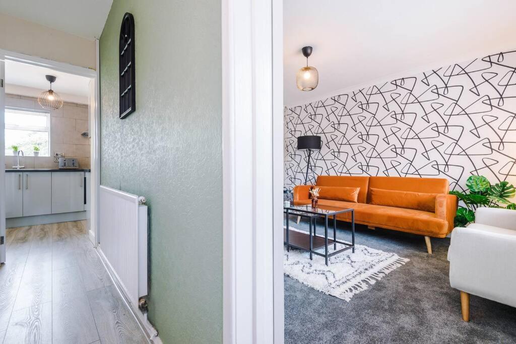 Cheerful 3 Bedroom Home With Parking Near Chester Saughall Eksteriør billede