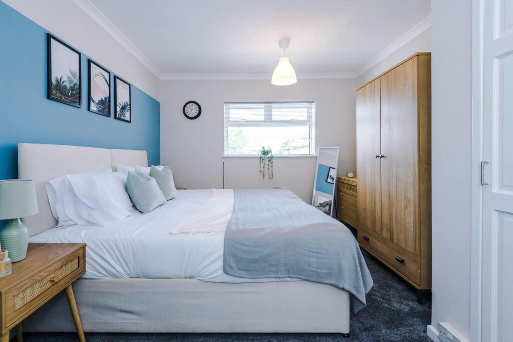 Cheerful 3 Bedroom Home With Parking Near Chester Saughall Eksteriør billede