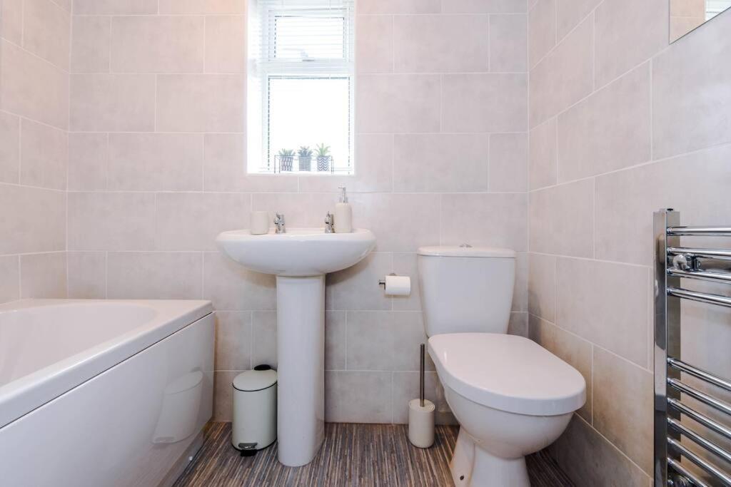 Cheerful 3 Bedroom Home With Parking Near Chester Saughall Eksteriør billede
