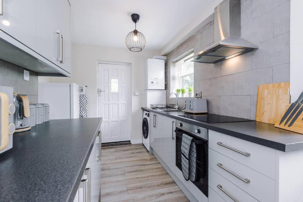 Cheerful 3 Bedroom Home With Parking Near Chester Saughall Eksteriør billede