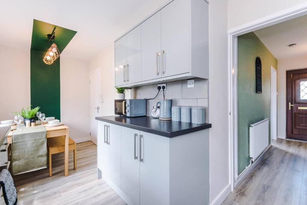 Cheerful 3 Bedroom Home With Parking Near Chester Saughall Eksteriør billede