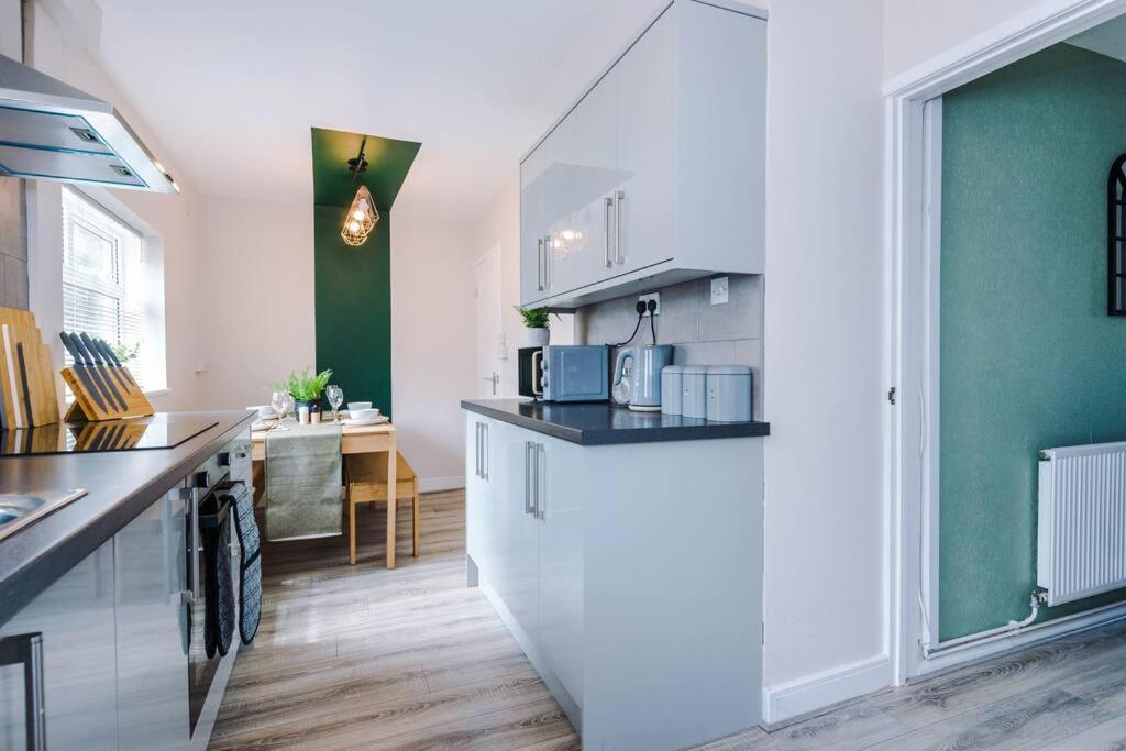 Cheerful 3 Bedroom Home With Parking Near Chester Saughall Eksteriør billede