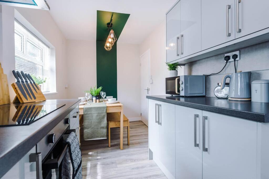 Cheerful 3 Bedroom Home With Parking Near Chester Saughall Eksteriør billede