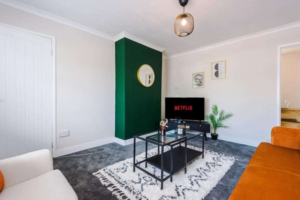 Cheerful 3 Bedroom Home With Parking Near Chester Saughall Eksteriør billede